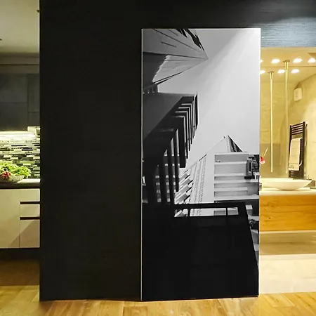 Luxury Art & Chromotherapy Downtown - Free Parking * Milaan