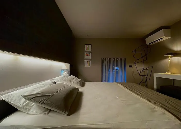 Luxury Art & Chromotherapy Downtown - Free Parking Appartement Milaan